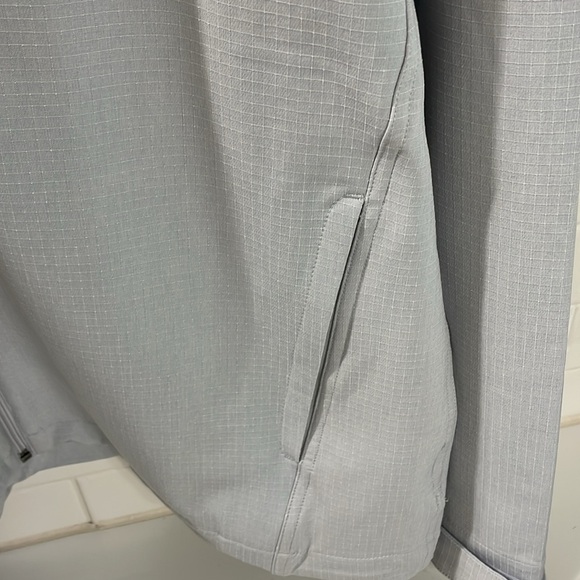 Golf Windbreaker. NEW w/out tags . Lined  and textured fabric . Size Large - Picture 2 of 11